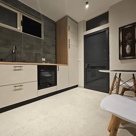 Near Pazari Ri 度假居 地拉那